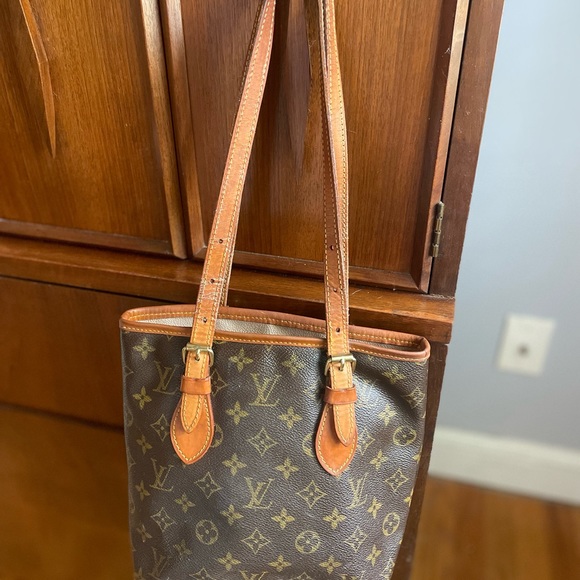 NOT FOR SALE - Louis Vuitton Monogram Bucket
Bag PM with pouch & LV key chain. - Picture 7 of 16